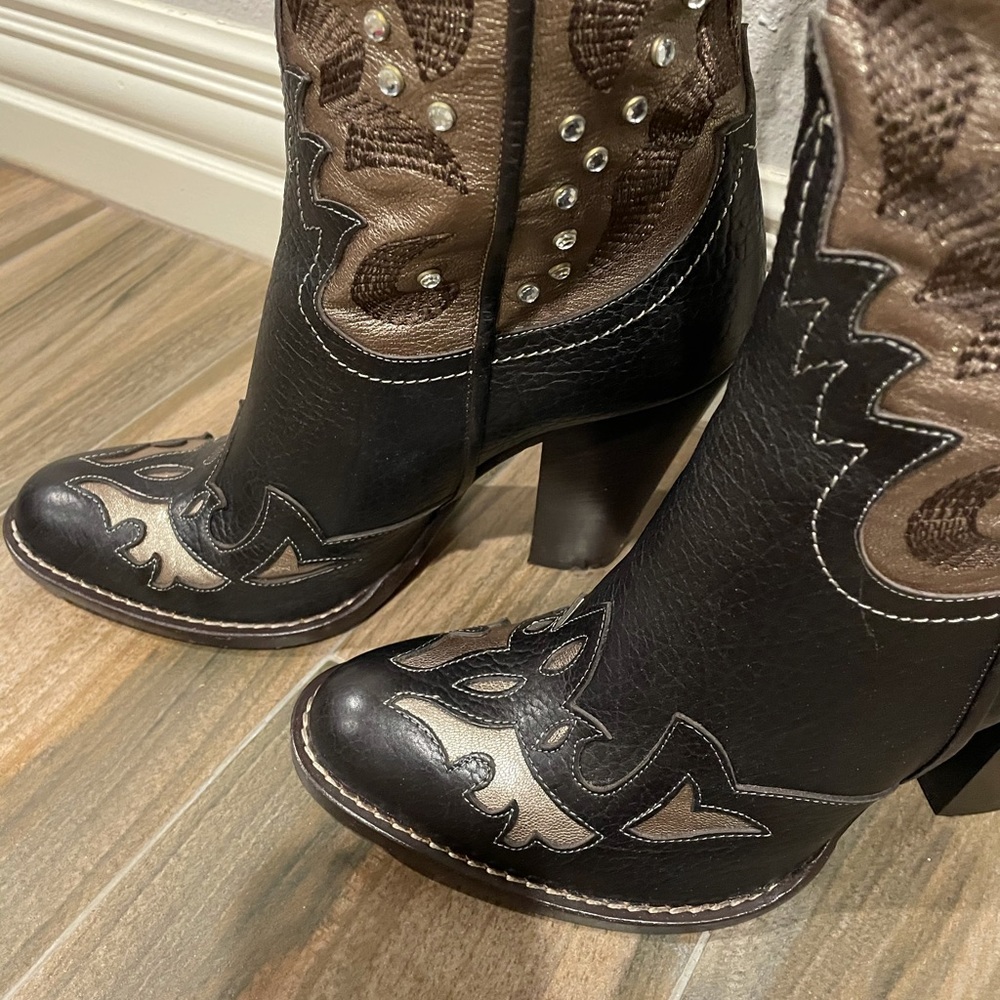 Beautiful boots - Picture 2 of 5